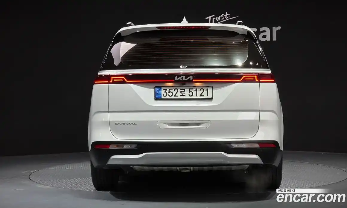 Kia Canival 2023 3.5 Автомат в Москве № 533865, фото 4