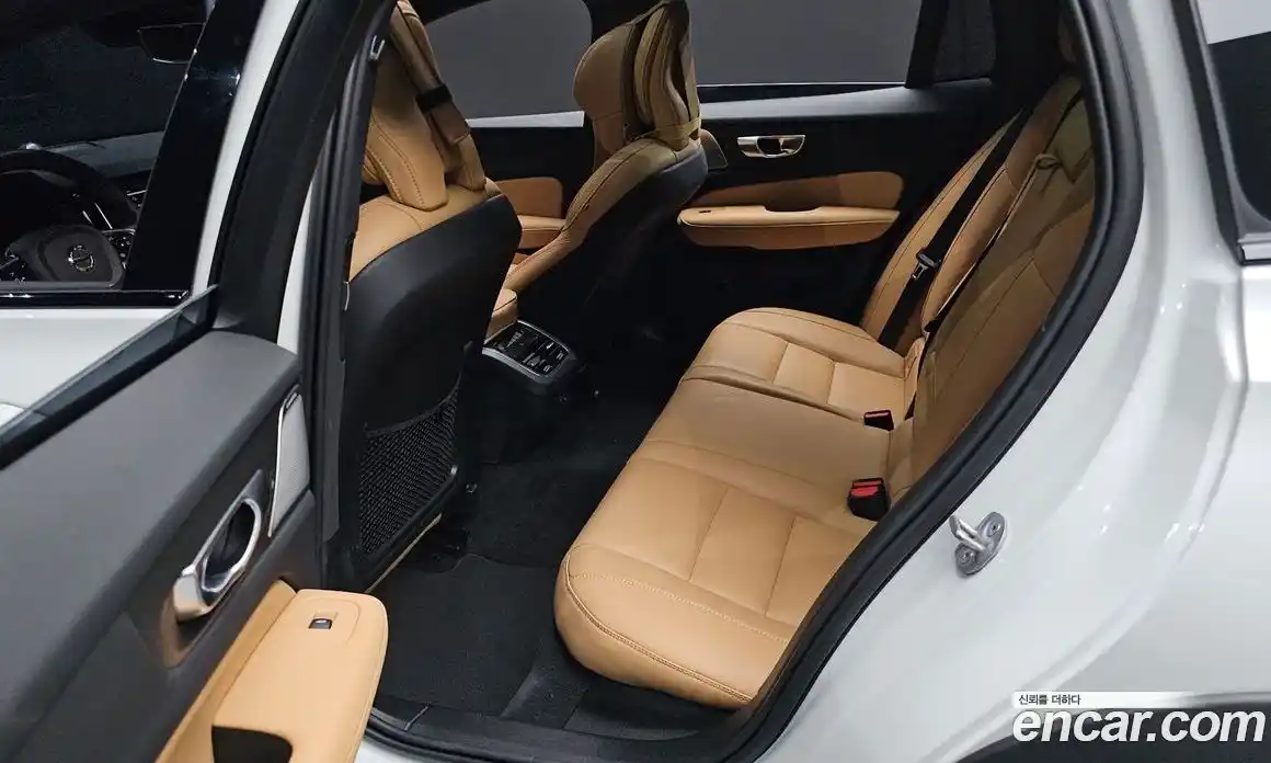 Volvo V60 2024 2.0 Автомат в Москве № 164283, фото 4