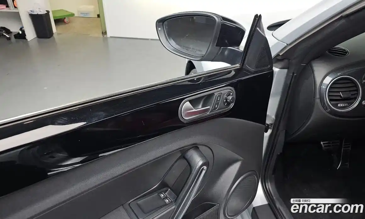 Volkswagen Beatle 2014 2.0 Автомат в Москве № 187839, фото 20