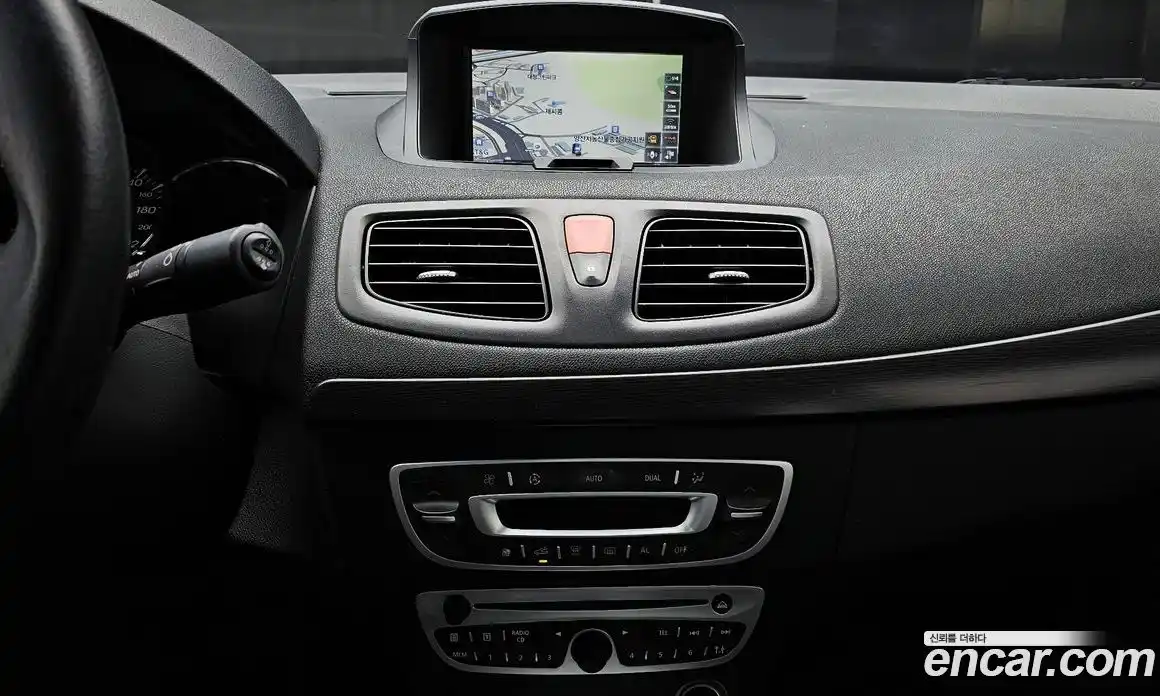 Renault SM3 2010 1.6 Автомат в Москве № 208577, фото 15