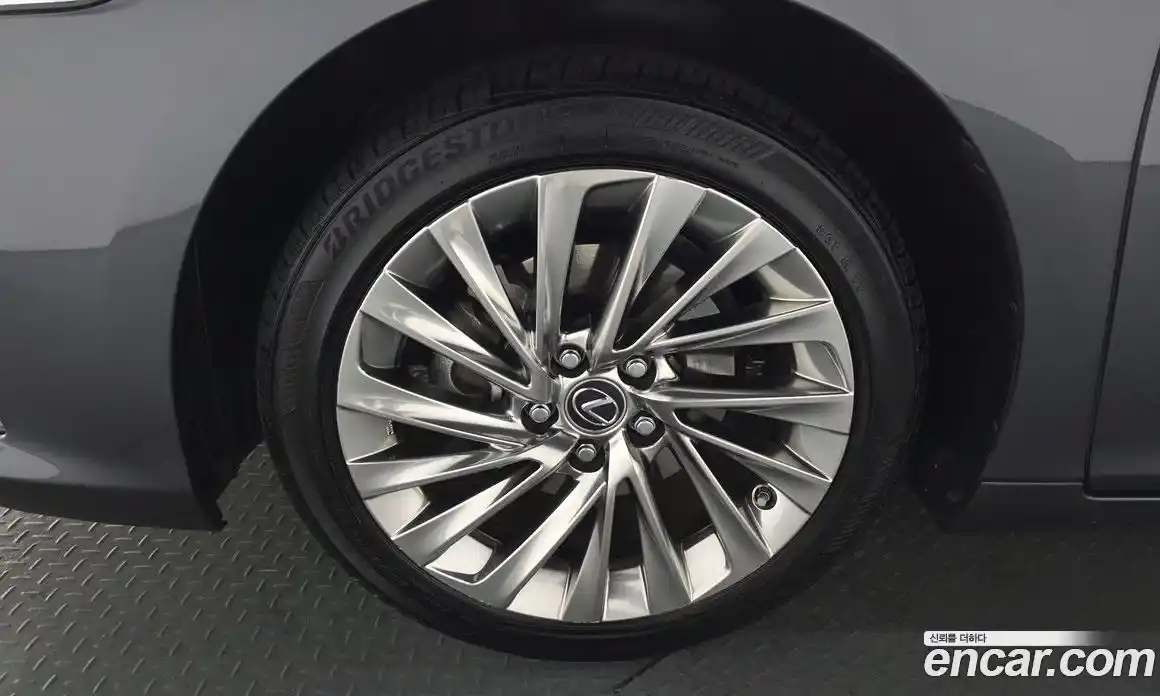 Lexus ES 2023 2.5 Автомат в Москве № 499625, фото 4