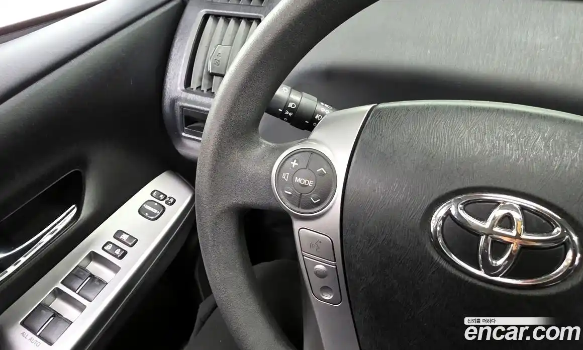 Toyota Prius 2015 1.8 Автомат в Москве № 524457, фото 18