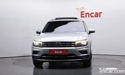 Volkswagen Tiguan 2018 2.0 Автомат в Москве № 547302, миниатюра 3