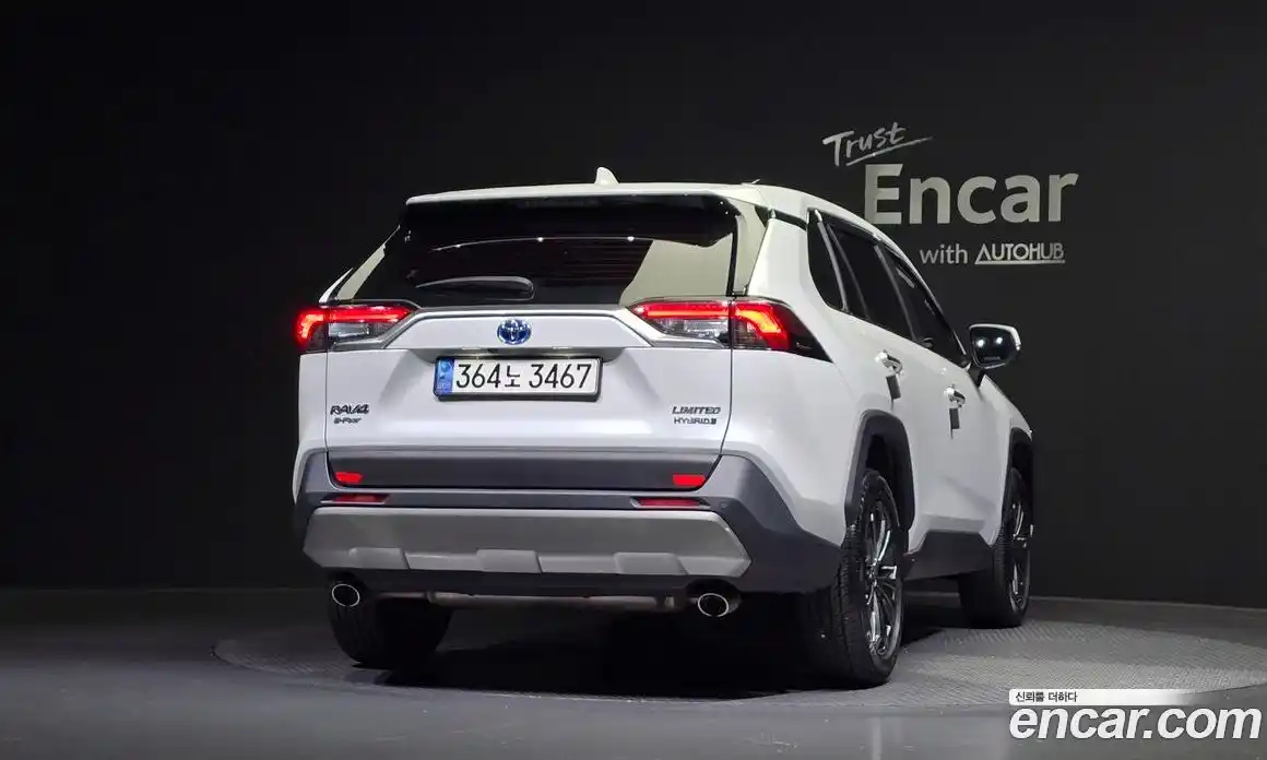 Toyota RAV4 2023 2.5 Автомат в Москве № 170133, фото 13