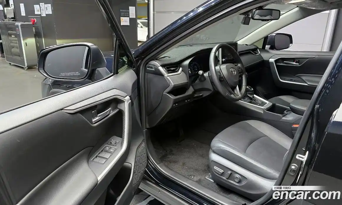 Toyota RAV4 2023 2.5 Автомат в Москве № 170170, фото 11