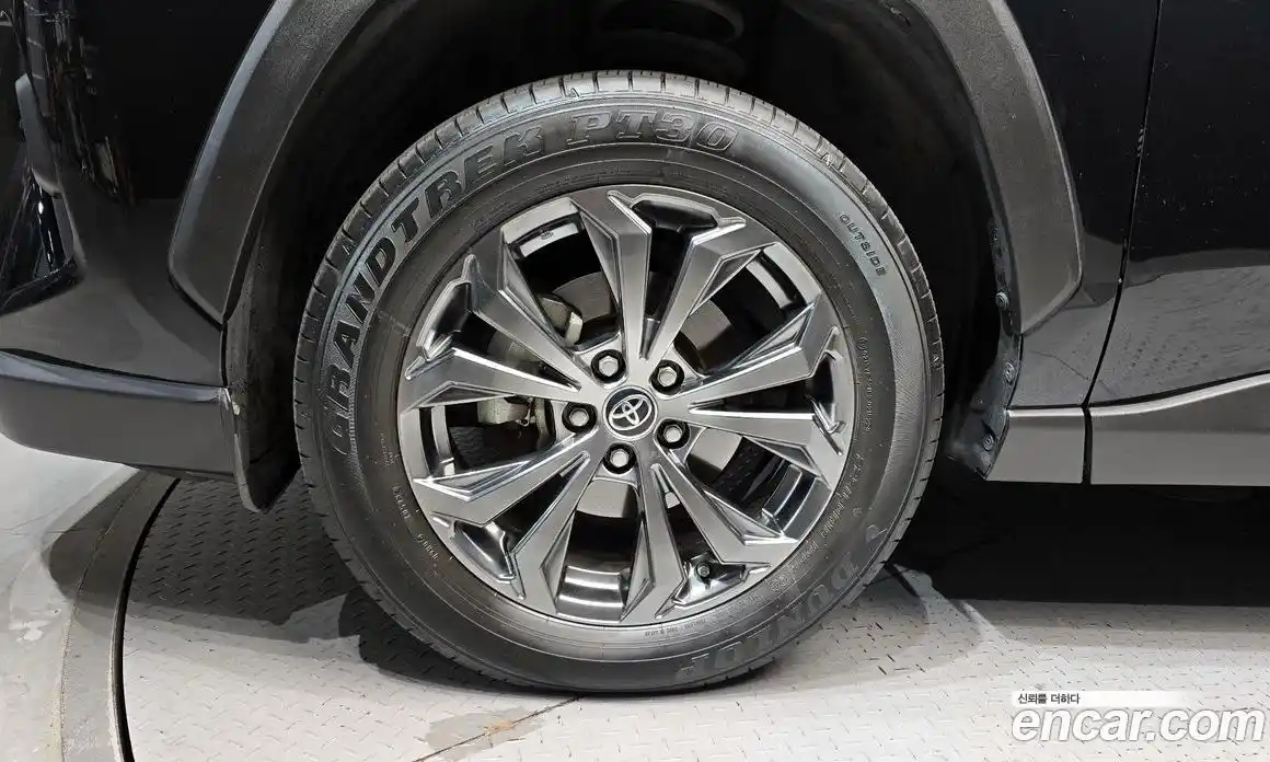 Toyota RAV4 2023 2.5 Автомат в Москве № 170170, фото 5