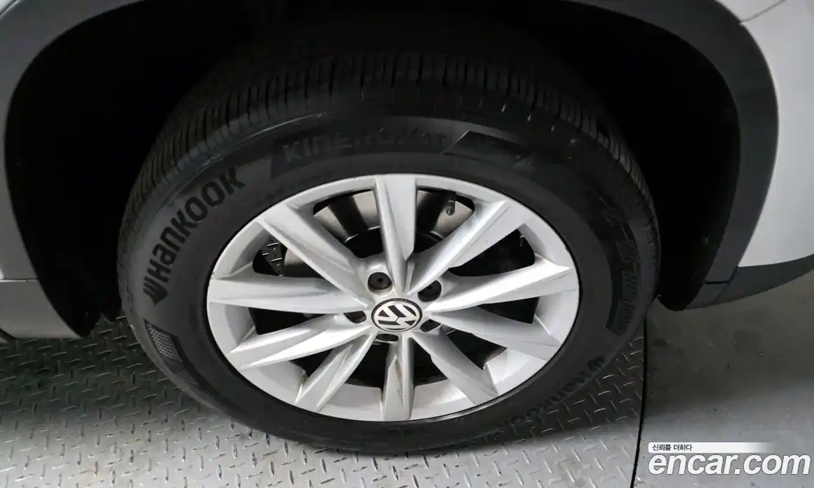 Volkswagen Tiguan 2014 2.0 Автомат в Москве № 215200, фото 5