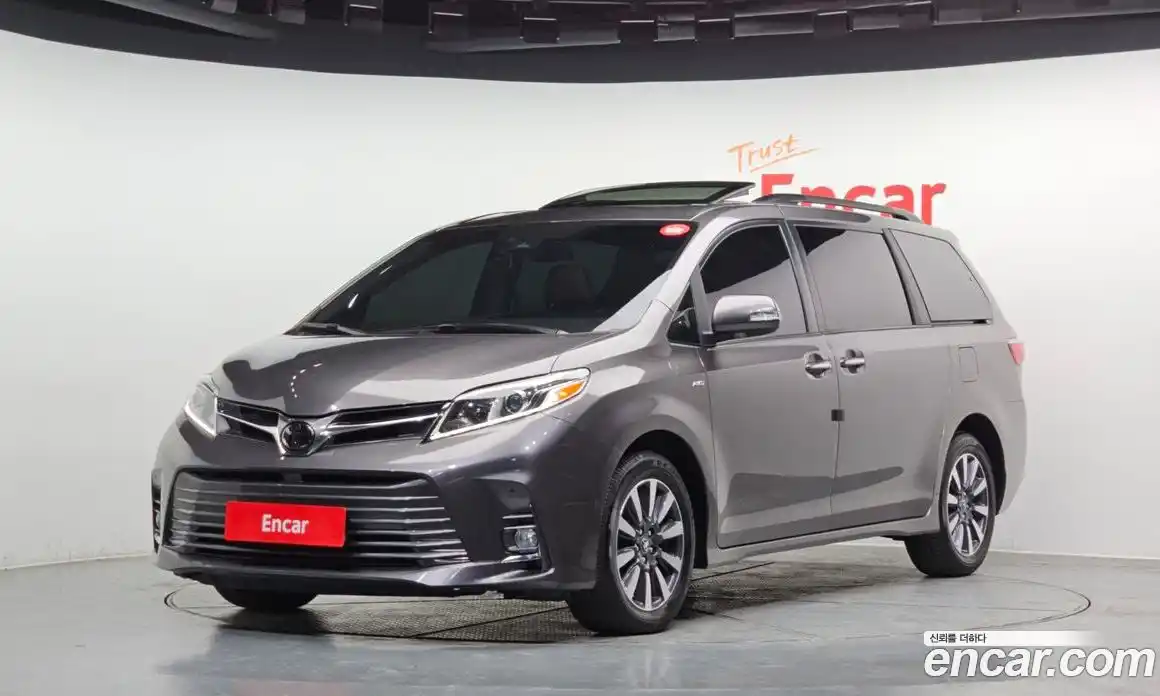 Toyota Sienna 2018 3.5 Автомат в Москве № 384044, фото 1