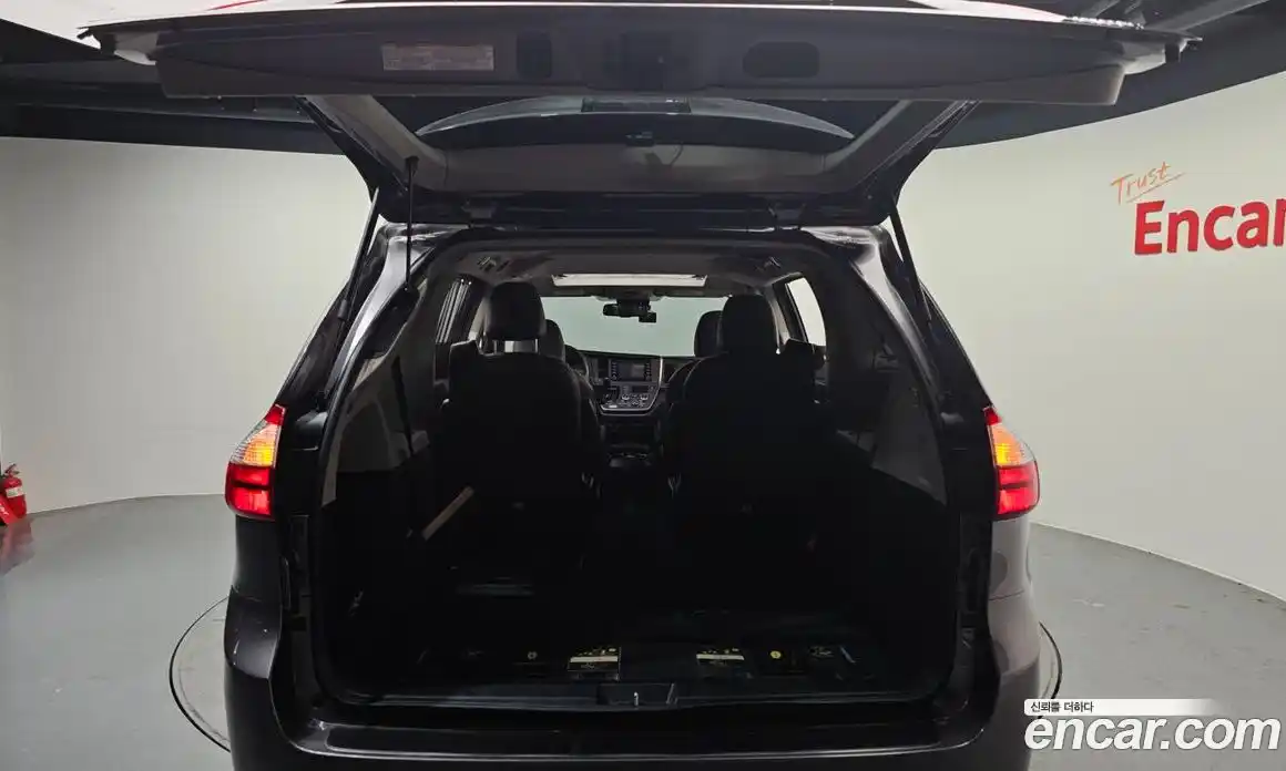 Toyota Sienna 2018 3.5 Автомат в Москве № 384044, фото 20