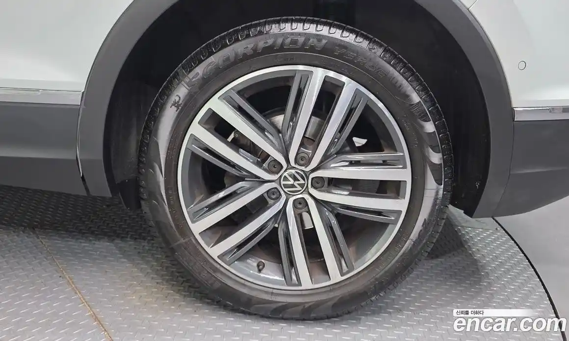 Volkswagen Tiguan 2023 2.0 Автомат в Москве № 215072, фото 5