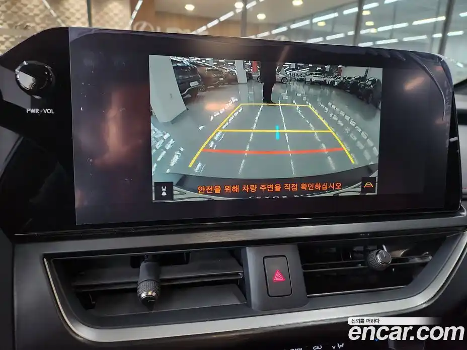 Lexus UX 2024 2.0 Вариатор в Москве № 466619, фото 17