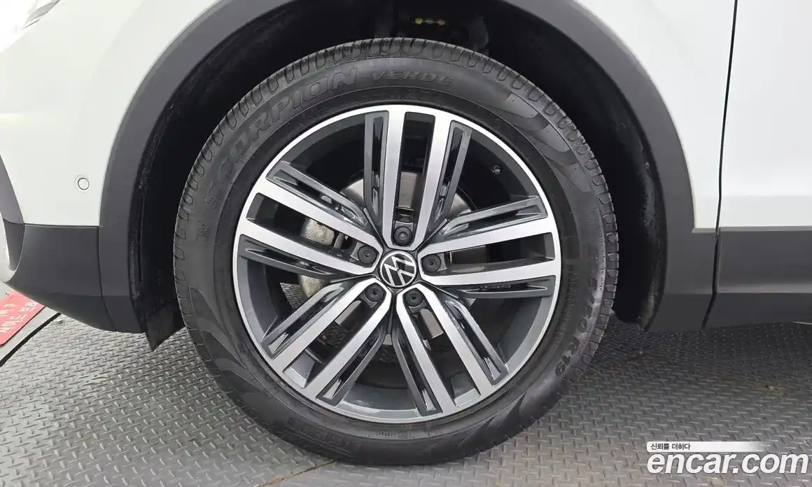 Volkswagen Tiguan 2023 2.0 Автомат в Москве № 499759, фото 5