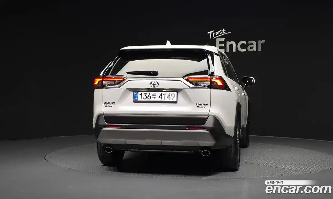 Toyota RAV4 2025 2.5 Автомат в Москве № 535368, фото 4