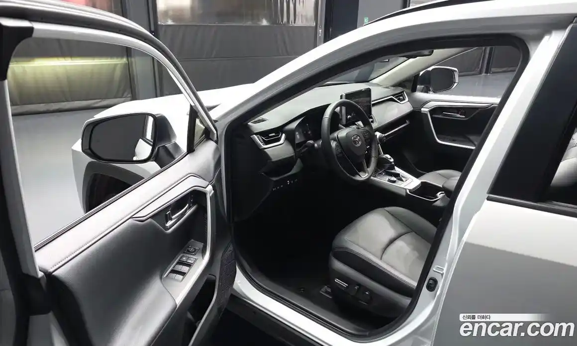 Toyota RAV4 2025 2.5 Автомат в Москве № 535368, фото 10