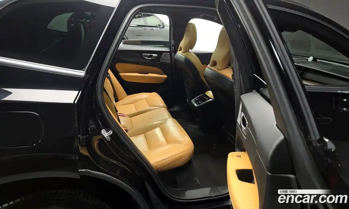 Volvo XC60 2023 2.0 Автомат в Москве № 212798, фото 12