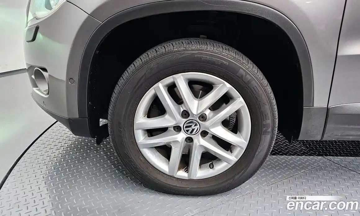 Volkswagen Tiguan 2009 2.0 Автомат в Москве № 214446, фото 5