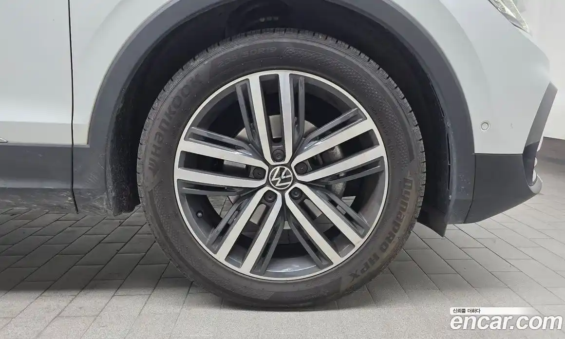 Volkswagen Tiguan 2021 2.0 Автомат в Москве № 215104, фото 5