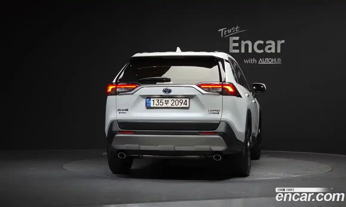 Toyota RAV4 2024 2.5 Автомат в Москве № 584591, фото 4