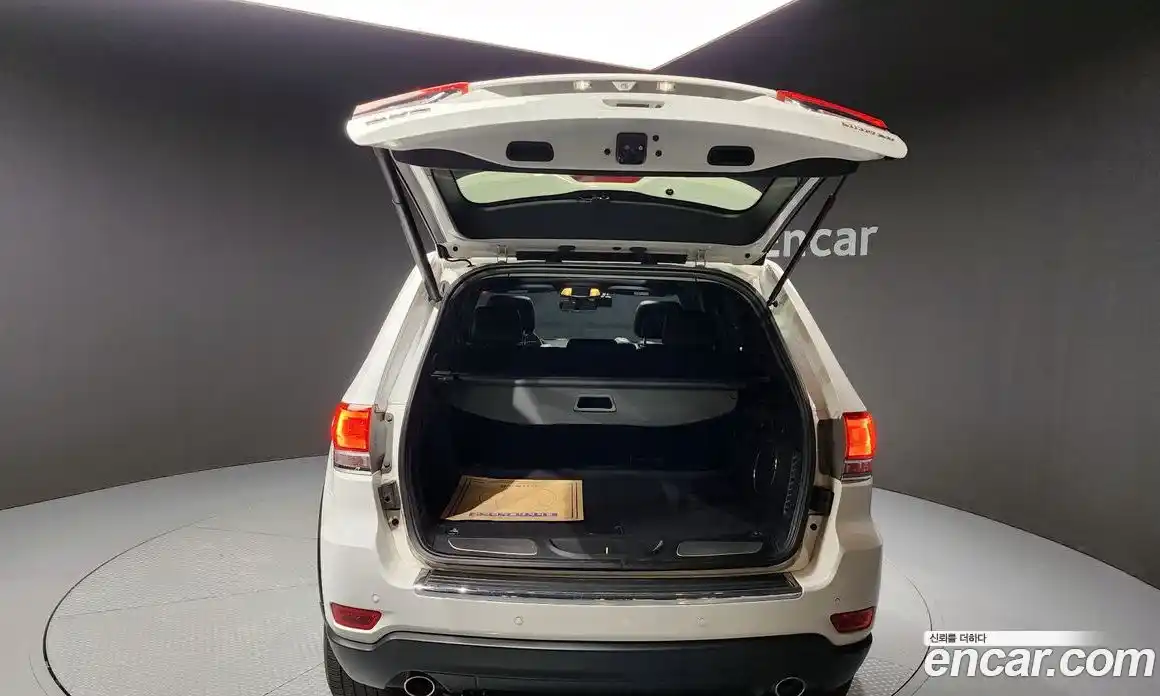 Jeep Cherokee 2018 3.6 Автомат в Москве № 609776, фото 20