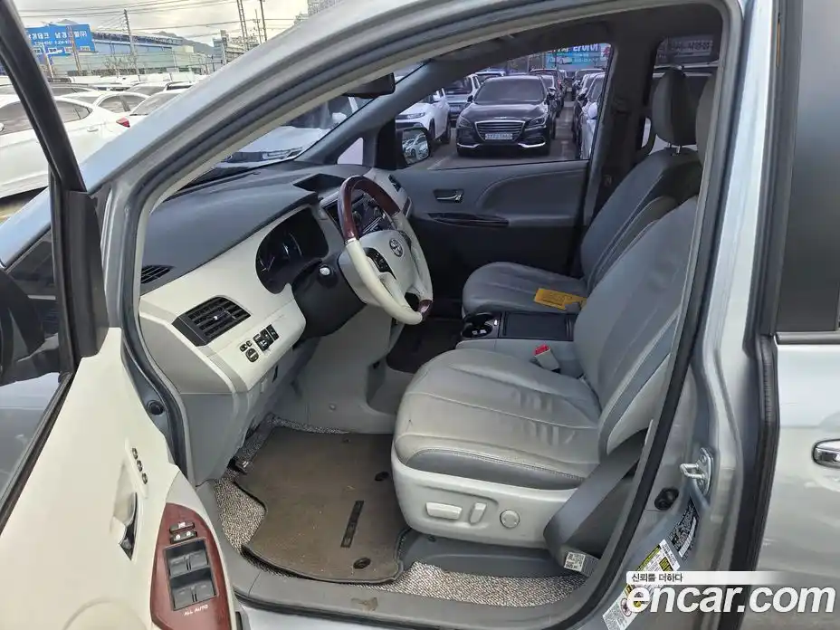 Toyota Sienna 2014 3.5 Автомат в Москве № 609814, фото 3