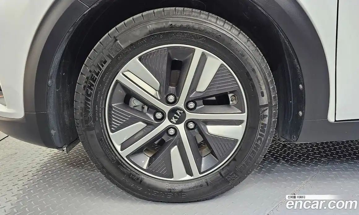 Kia Niro 2020 1.6 Автомат в Москве № 613642, фото 5