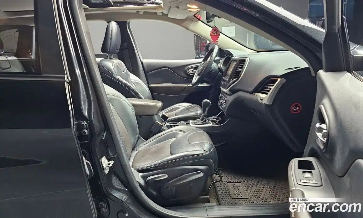 Jeep Cherokee 2015 2.0 Автомат в Москве № 169877, фото 10