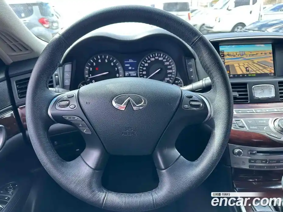 Infiniti Q70 2018 3.7 Автомат в Москве № 329775, фото 17