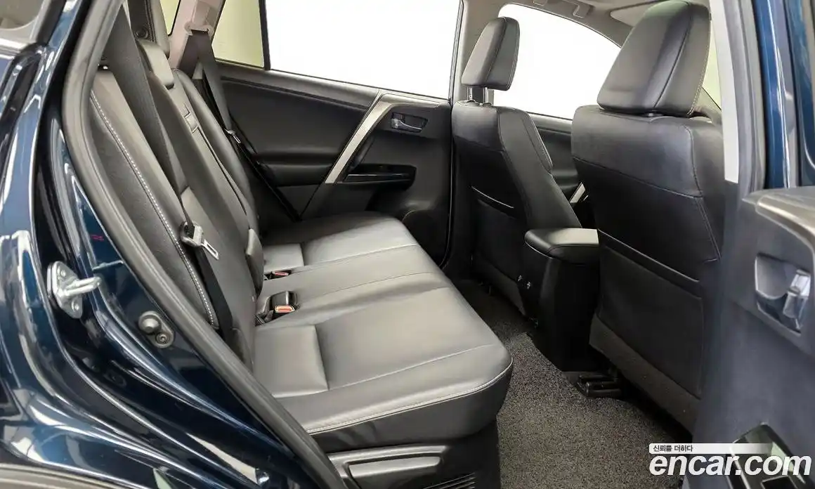 Toyota RAV4 2018 2.5 Автомат в Москве № 609807, фото 12