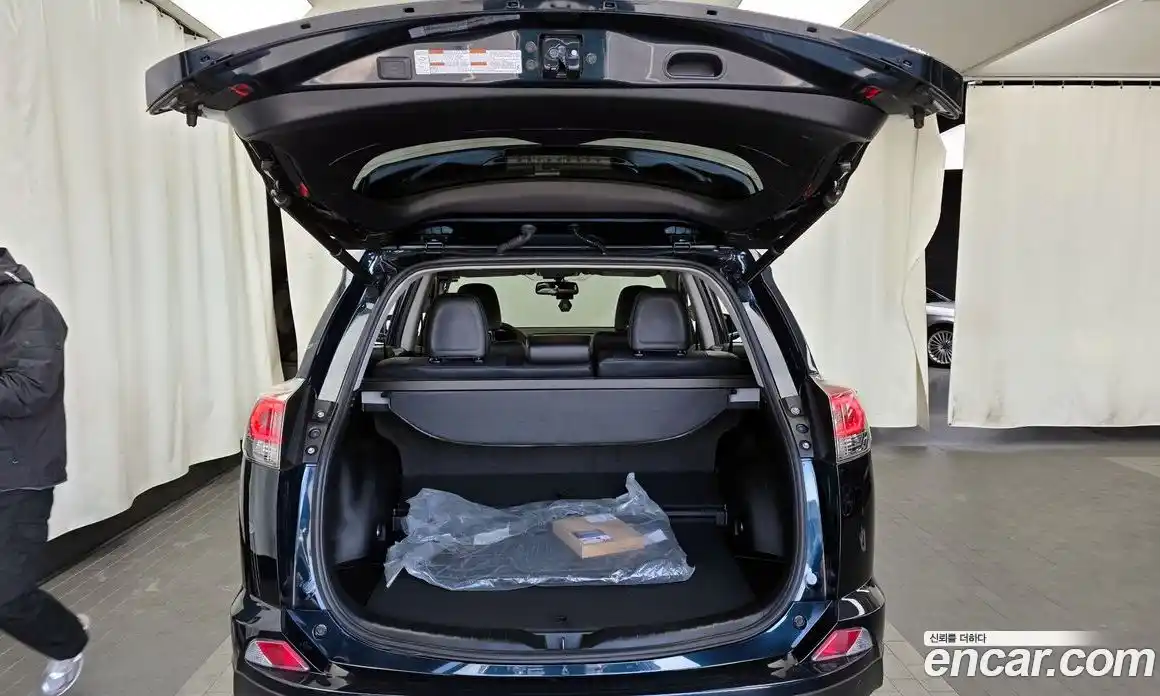 Toyota RAV4 2018 2.5 Автомат в Москве № 609807, фото 20