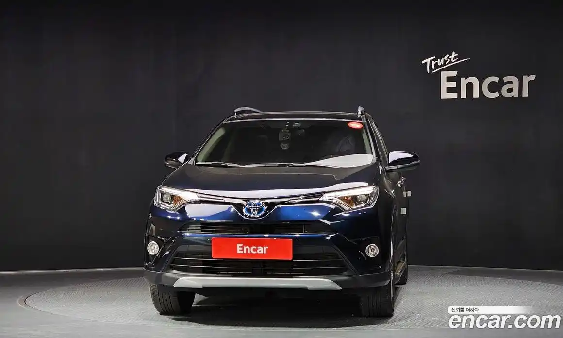 Toyota RAV4 2018 2.5 Автомат в Москве № 609807, фото 3