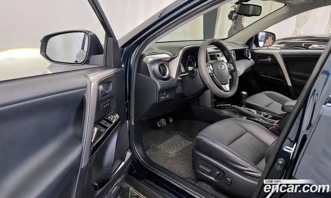 Toyota RAV4 2018 2.5 Автомат в Москве № 609807, фото 10