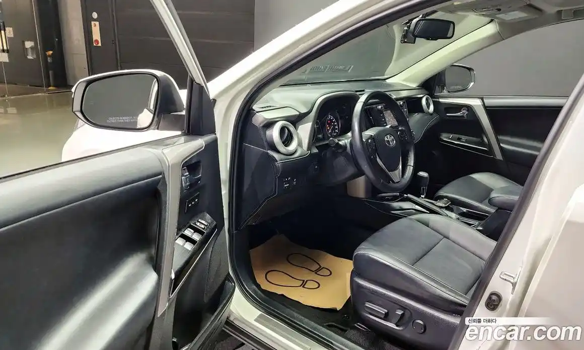 Toyota RAV4 2017 2.5 Автомат в Москве № 199704, фото 11