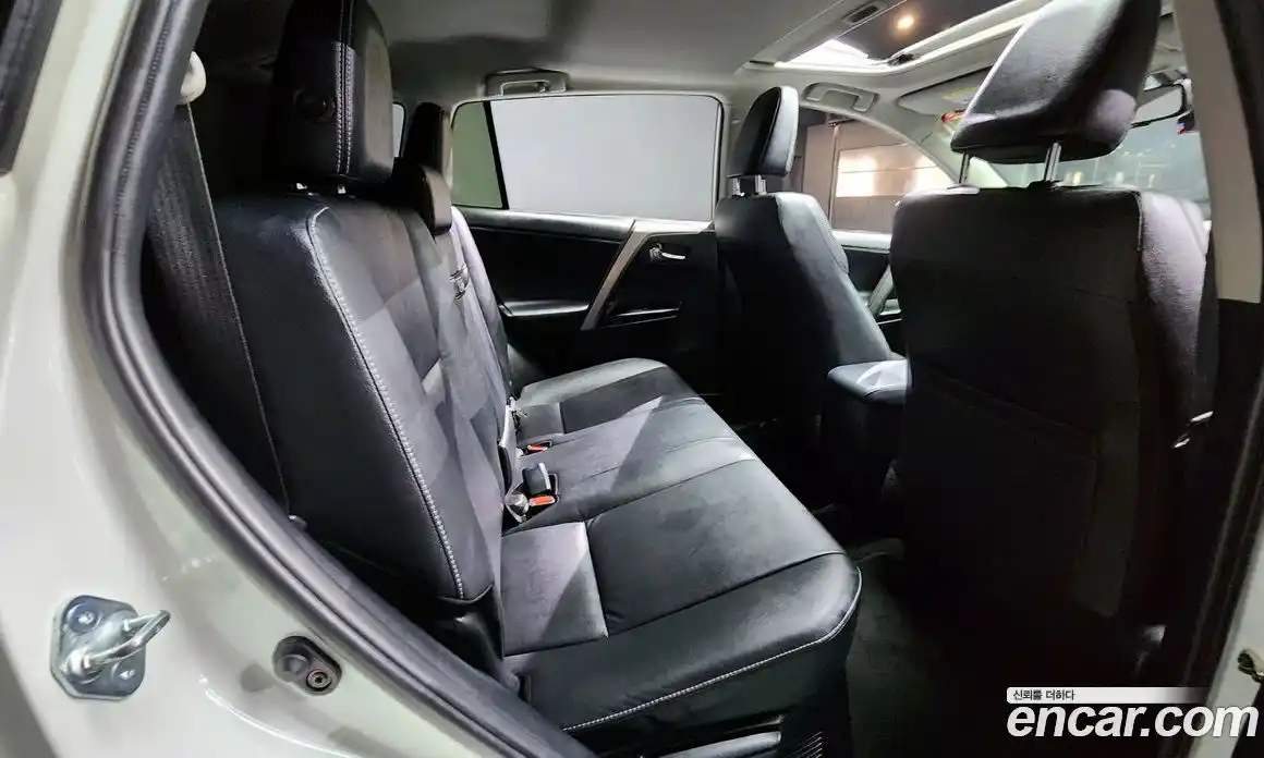 Toyota RAV4 2017 2.5 Автомат в Москве № 199704, фото 12