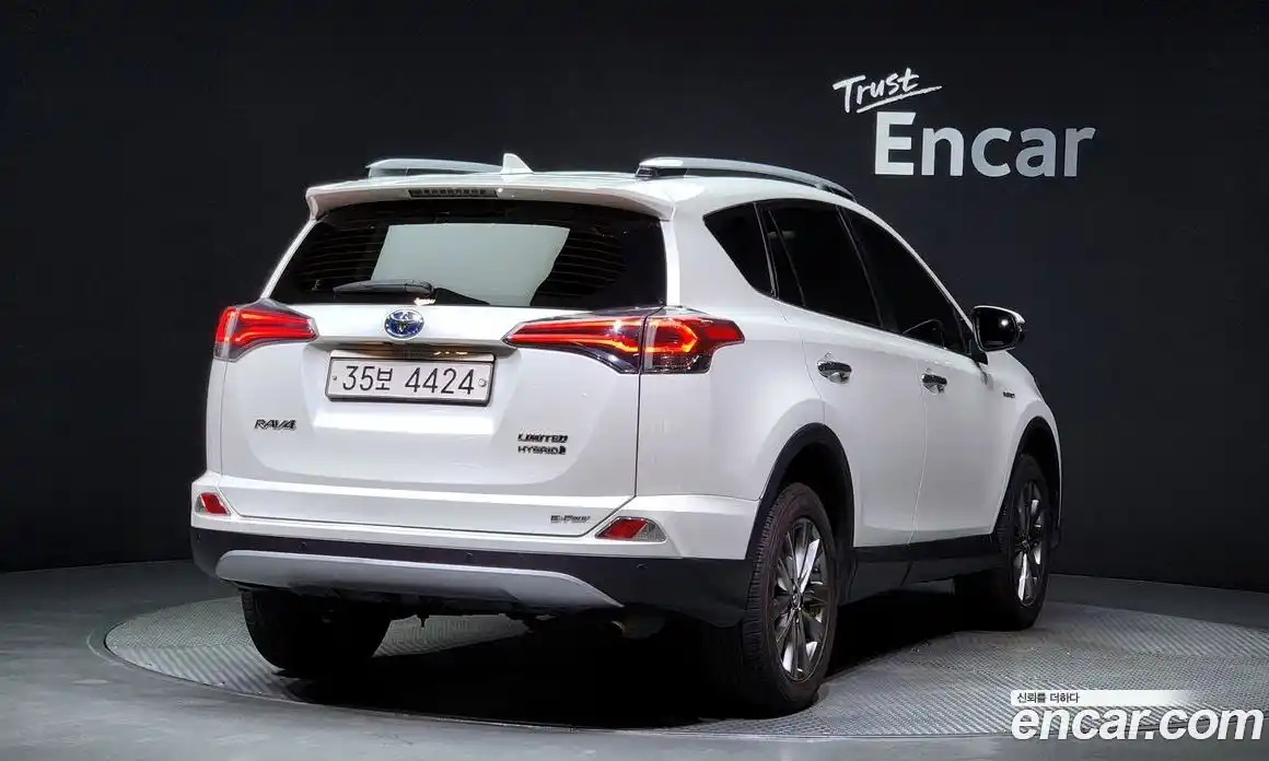 Toyota RAV4 2017 2.5 Автомат в Москве № 199704, фото 2