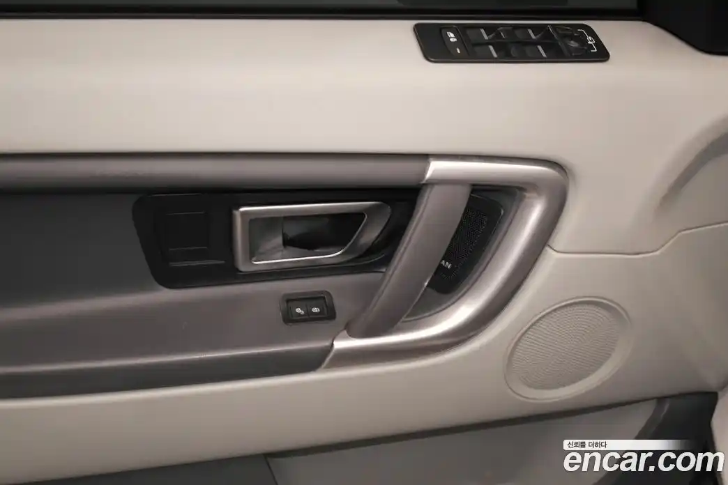 Land Rover Discovery Sport 2017 2.0 Автомат в Москве № 594798, фото 16