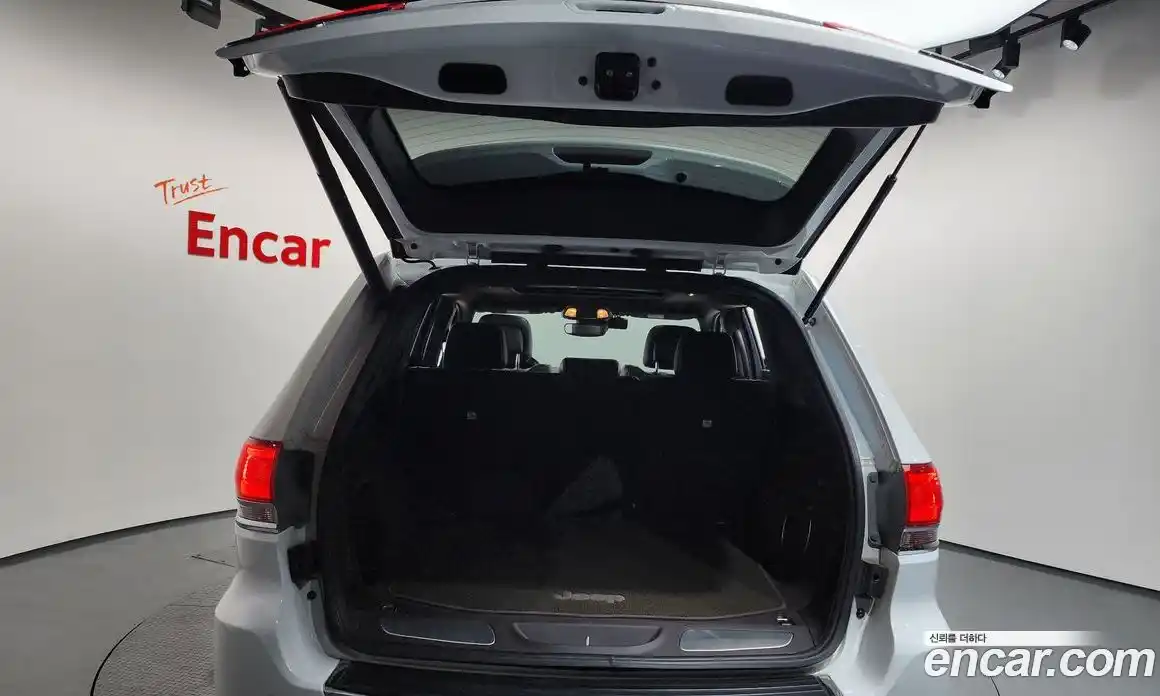 Jeep Cherokee 2018 3.0 Автомат в Москве № 609615, фото 20