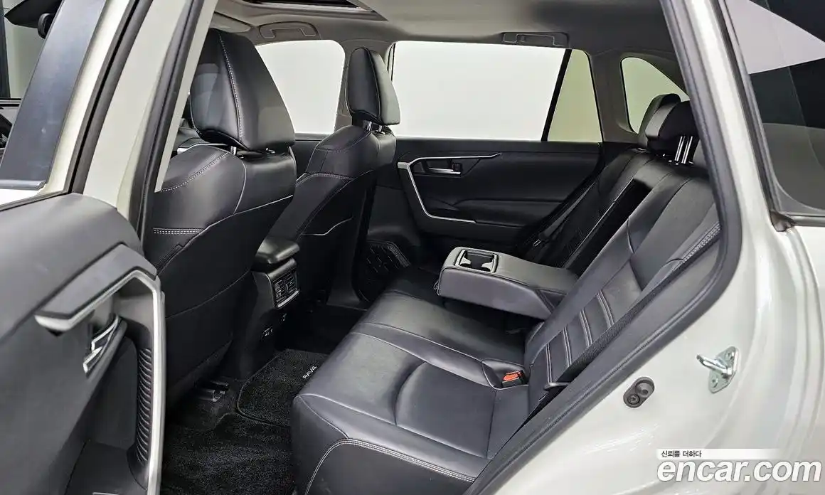 Toyota RAV4 2019 2.5 Автомат в Москве № 609811, фото 13