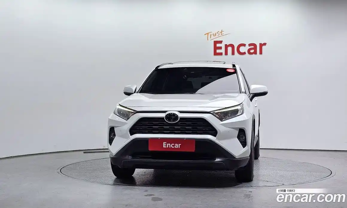 Toyota RAV4 2019 2.5 Автомат в Москве № 609811, фото 3