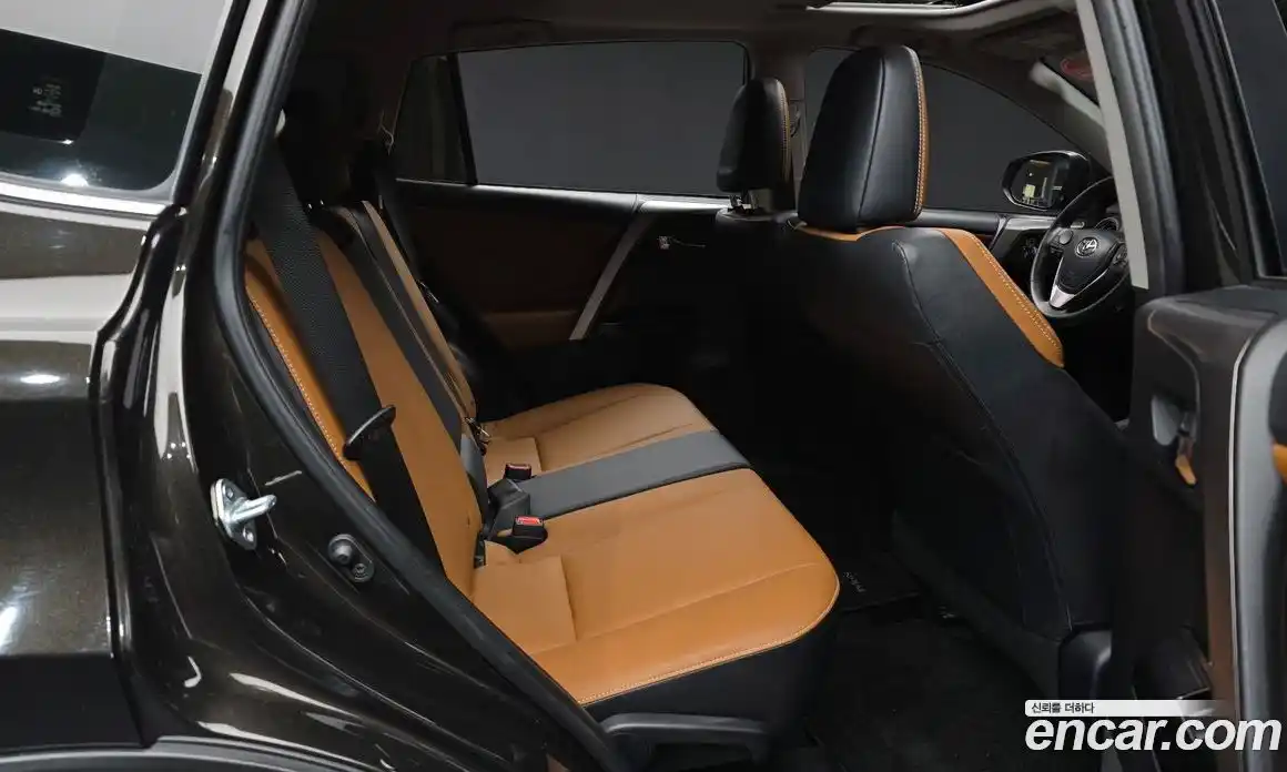 Toyota RAV4 2017 2.5 Автомат в Москве № 609860, фото 12