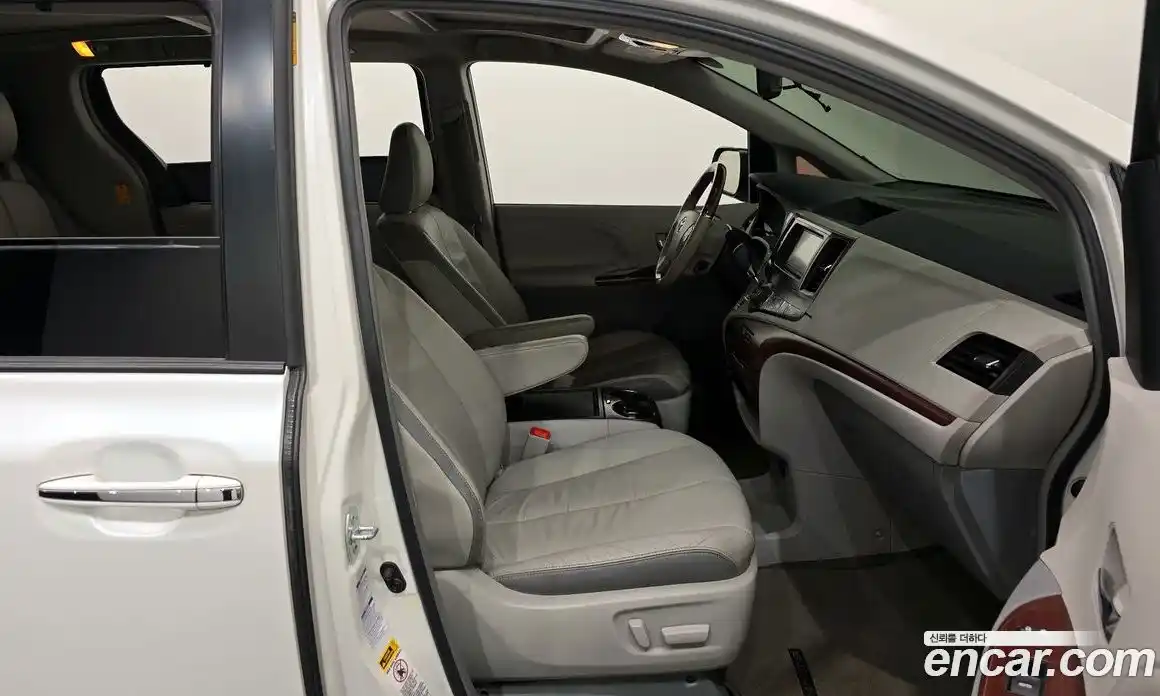 Toyota Sienna 2014 3.5 Автомат в Москве № 609869, фото 11