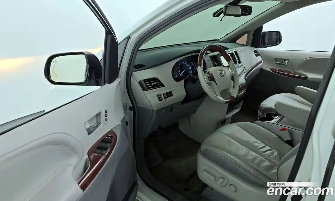 Toyota Sienna 2014 3.5 Автомат в Москве № 609869, фото 10