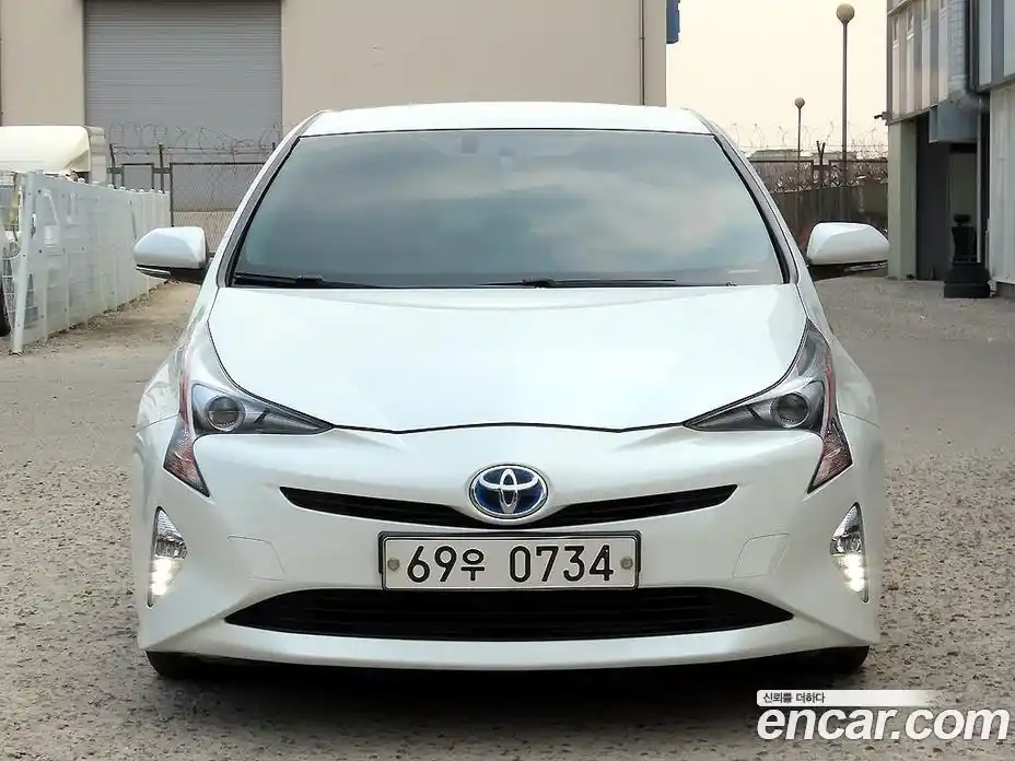 Toyota Prius 2016 1.8 Автомат в Москве № 609943, фото 1