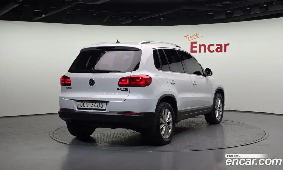 Volkswagen Tiguan 2015 2.0 Автомат в Москве № 629209, фото 2