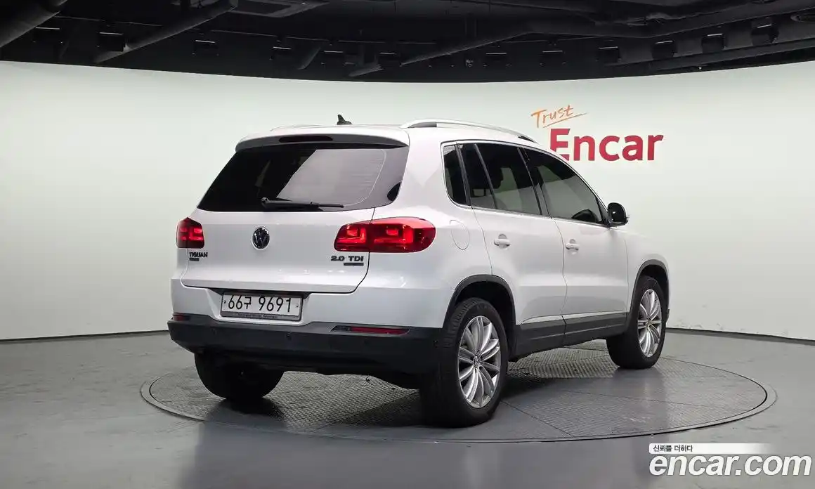 Volkswagen Tiguan 2013 2.0 Автомат в Москве № 629243, фото 2