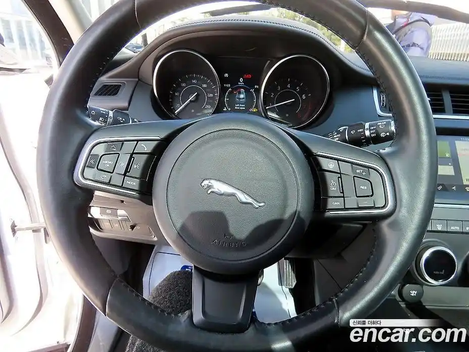 Jaguar E-Pace 2018 2.0 Автомат в Москве № 305185, фото 8