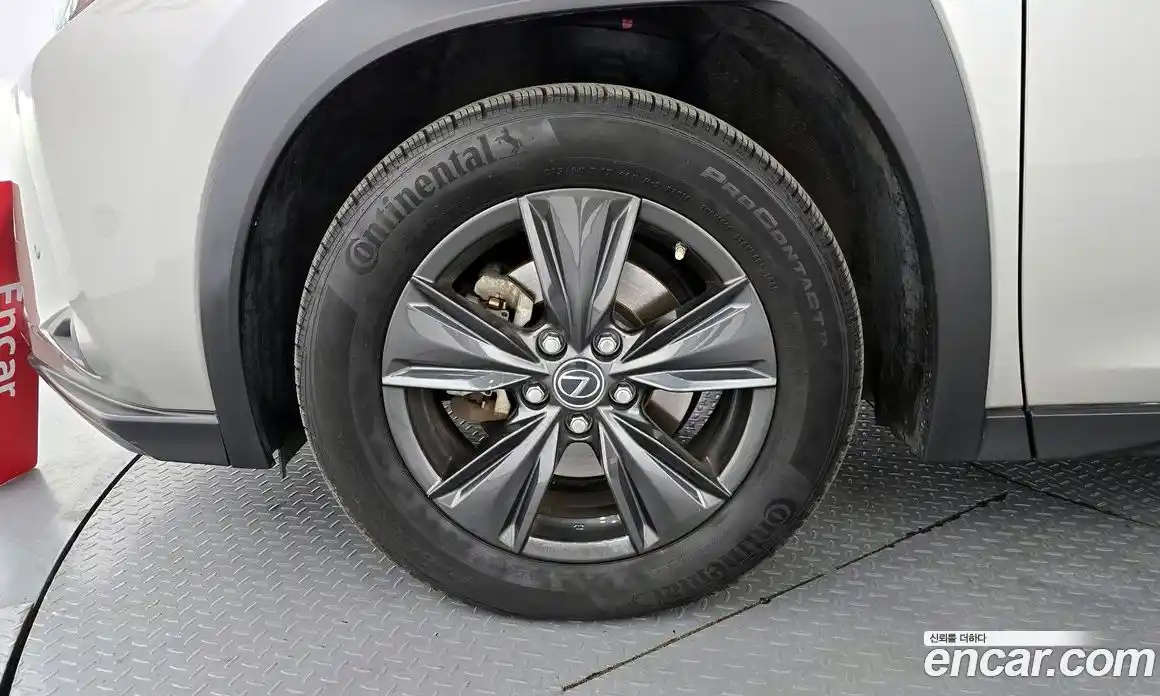 Lexus UX 2019 2.0 Автомат в Москве № 595583, фото 5