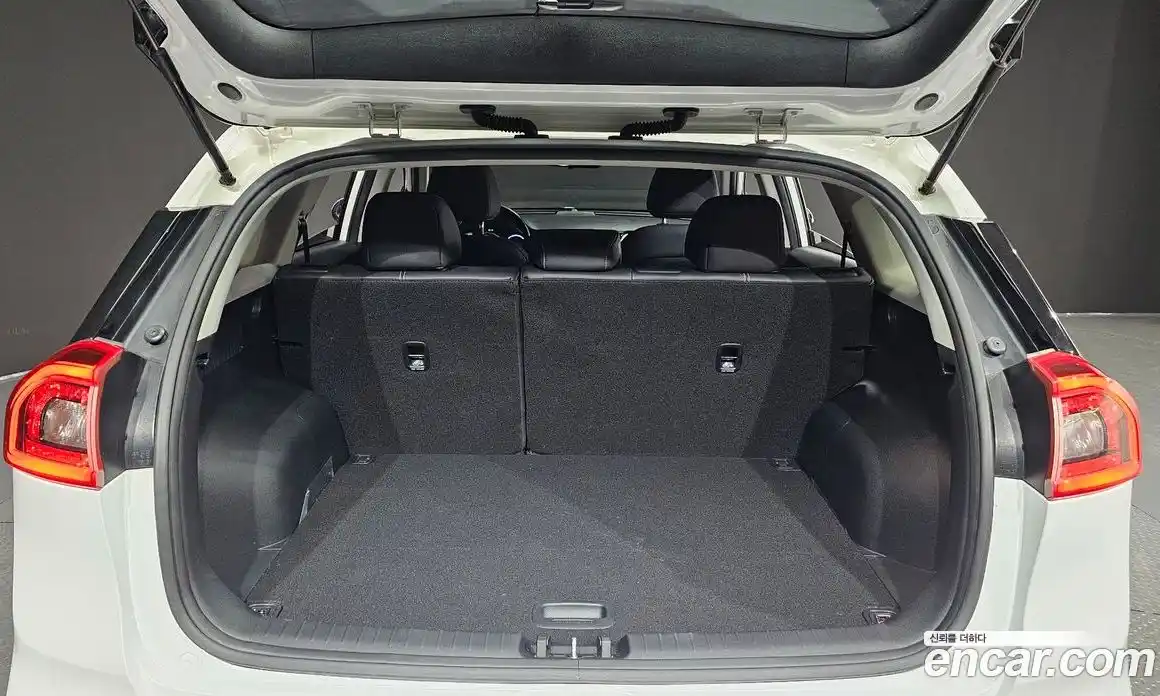 Kia Niro 2021 0.2 Автомат в Москве № 608363, фото 20