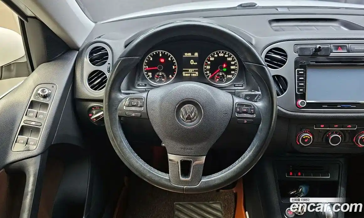Volkswagen Tiguan 2015 2.0 Автомат в Москве № 629190, фото 13