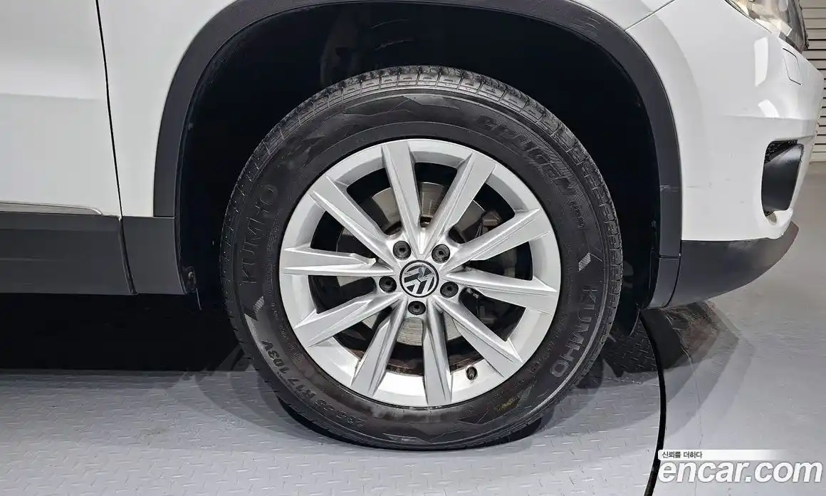 Volkswagen Tiguan 2015 2.0 Автомат в Москве № 629190, фото 5