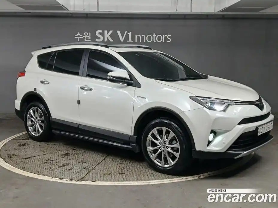 Toyota RAV4 2018 2.5 Автомат в Москве № 609927, фото 3